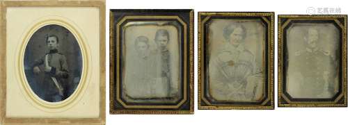 Vier Fotoaufnahmen, davon drei als Daguerreotypie, der Familie von Madroux, davon drei um 1855, eine