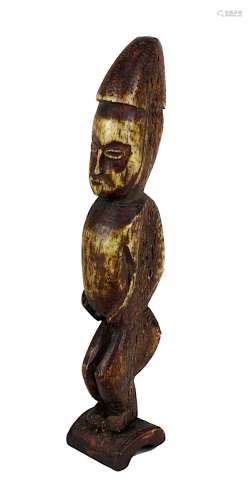 Kleine geschnitzte Figur aus Bein, Afrika, stehende Figur mit gekrümmten Beinen und hoher Frisur