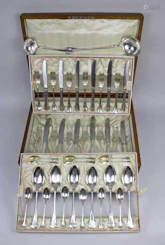 Österreichisches, silbernes Tafelbesteck um 1900, 44-teilig, im Kasten, 800er Silber, bestehend aus: