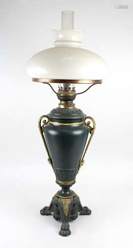 Historismus-Petroleumlampe, deutsch um 1880, amphorenförmiger Körper aus Regulemetall, mit zwei