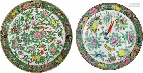 2 chinesische Porzellan-Teller, famille verte, 19. Jh., tiefe Form, weißer Scherben, auf Glasur