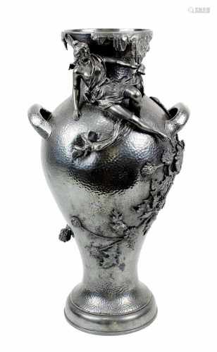 Große Historismus-Vase, wohl WMF, deutsch um 1880, balusterförmiger Korpus mit 2 Handhaben, zinn-