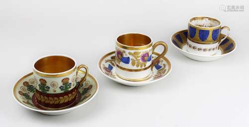 Drei Biedermeiertassen, wohl Trier, um 1820, Porzellan farbig und gold staffiert, mit