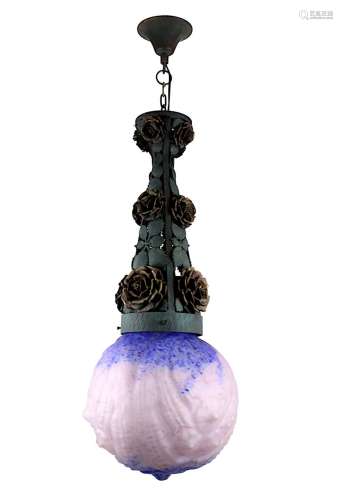 Art Déco Flurlampe, Frankreich um 1920, kugelförmiger Lampenschirm aus Klarglas, Außenwandung mit