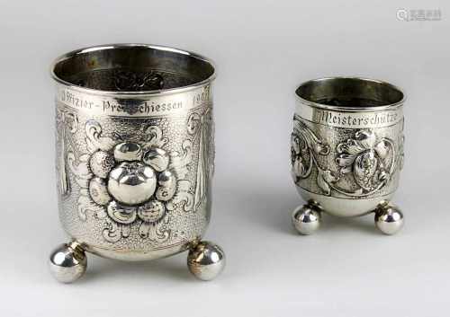 Zwei Kugelfußbecher, deutsch, um 1906, im Barockstil, mit reliefiertem Früchte-, Blüten- und