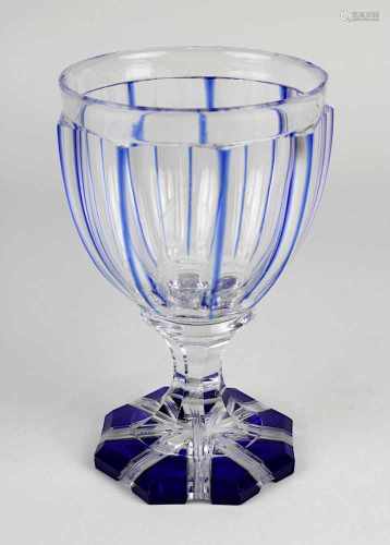 Saint Louis Pokalglas um 1850, Kristallklarglas mit kobaltblauem Glas überfangen, Außenwandung mit