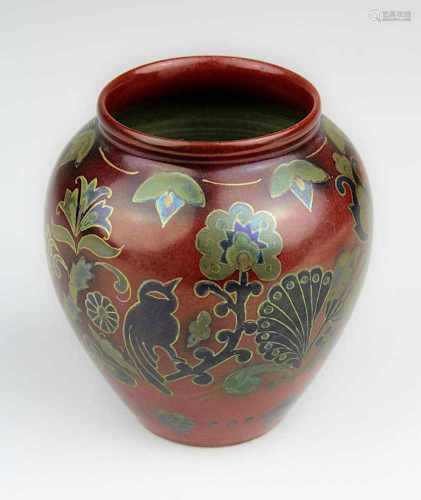Kleine Jugendstilvase, Umkreis Zsolnay um 1900, Keramik heller Scherben, rote Eosinglasur, außen