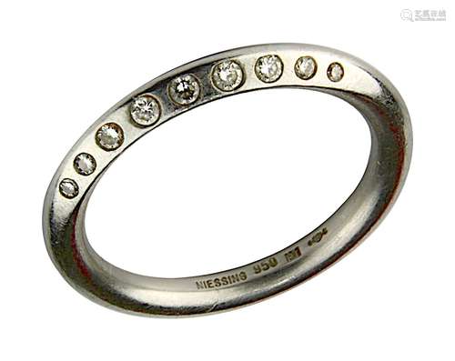 Niesing Platin-Damenring mit Brillianten, 950er Platin-Ringschiene, Ringkopf mit seitlich 9