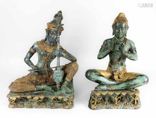 2 Musikerfiguren aus Bronze, Thailand 2. H. 20. Jh., Bronze grün patiniert und teilbronziert, eine
