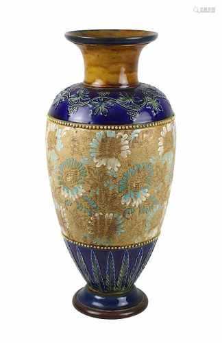 Große Royal Doulton Vase, England um 1890, Keramik heller Scherben, unten und an der Schulter mit