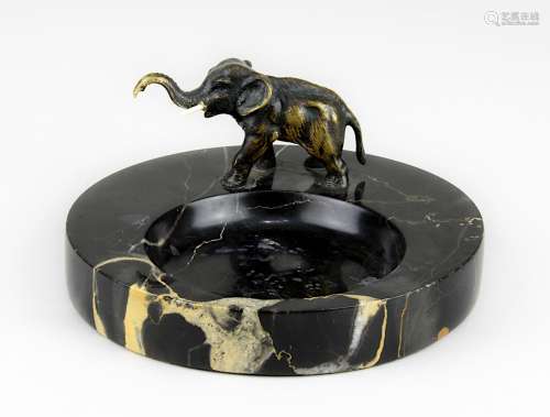 Kleine Marmorschale mit Bronzeelefanten, deutsch, um 1920, schwarzer geäderter Marmor mit vertiefter