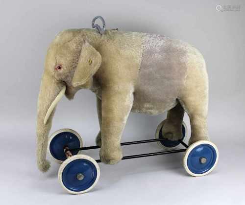 Steiff Reit-Elefant, 1949-58, auf Eisengestell mit Metallscheibenrädern mit Gummireifen, Haltebügel,