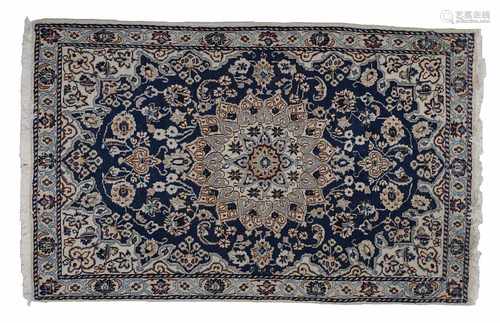 Kleine Brücke Nain, wohl Persien 2. H. 20. Jh., 140 x 88 cm, blauer Fond mit Mittelmedaillon,