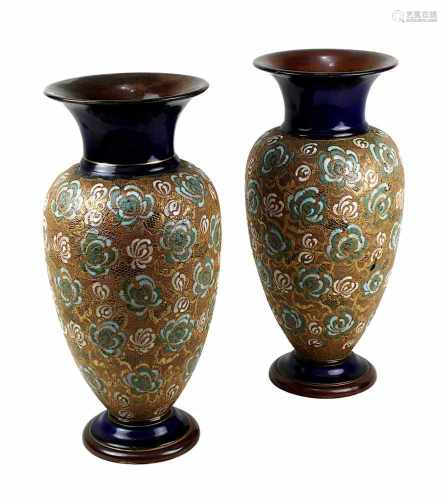 Paar Royal Doulton Vasen, England um 1890, Keramik heller Scherben, Fond mit kobaltblauer Glasur,