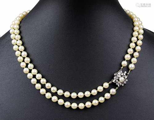 Zweireihige Perlenkette mit Weißgold-Brillantverschluss, deutsch um 1950, Akoya-Salzwasserperlen