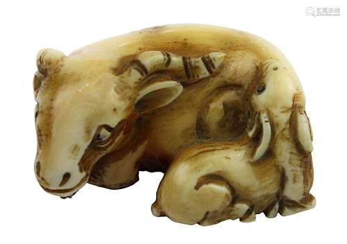 Netsuke aus Elfenbein, Ziege mit Jungem, Japan Ende 19. Jh., vollplastisch aus einem Stück