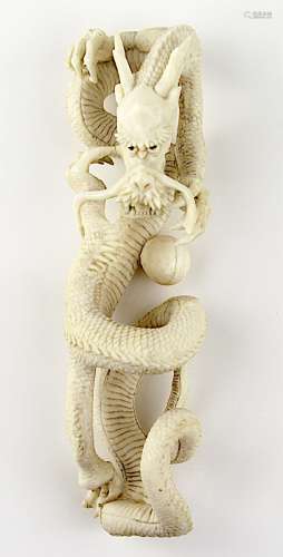 Liegende Drachenfigur aus Elfenbein, China 1. H. 20. Jh., am unteren Ende gebrochen und geklebt, L