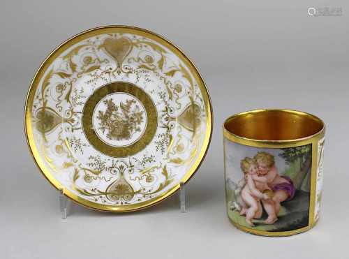 Biedermeiertasse, wohl Trier, um 1820, Porzellan farbig und gold staffiert, Tassenfront mit zwei