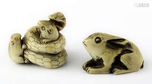 2 Netsukes aus Elfenbein, Liegender Hase sowie Schlange mit Ratten, Japan 1. H. 20. Jh., jew. im