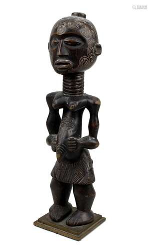 Stehende weibliche Figur der Lulua, D. R. Kongo, schöne Figur aus Holz geschnitzt, mit spitzem Bauch