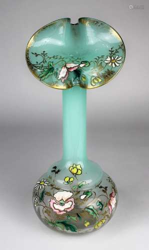 Baccarat Vase in Form eines Rosensprenggefäßes, Frankreich um 1900, Klarglas mundgeblasen, nach oben