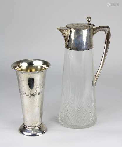 Schenkkanne und Vase, Anfang 20. Jh., Schenkkanne mit Glaskorpus und Silbermontur, auf Deckel