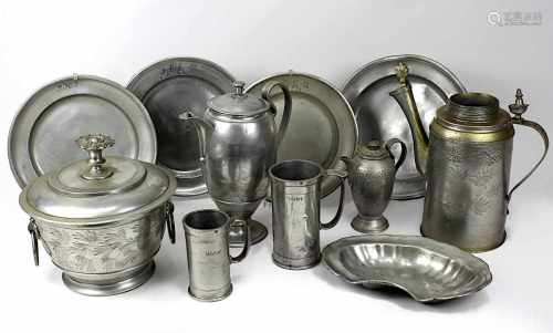 Konvolut antike Gegenstände aus Zinn, bestehend aus: 2 Maßbecher 1/2 und 1/4 L; 4 Teller, davon 2