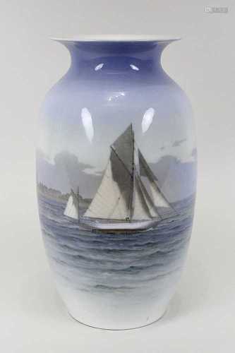 Kopenhagen Porzellan-Vase mit maritimem Motiv, 1939, Entwurf um 1905,  Porzellan weißer Scherben mit