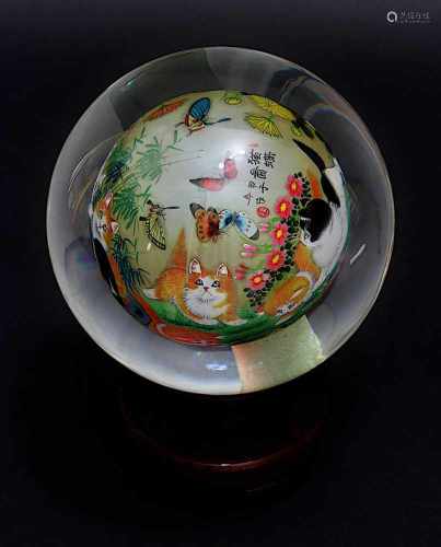 Dekorative chinesische Glaskugel mit Katzen- und Schmetterlingsmotiv, schwere Kugel innen mit