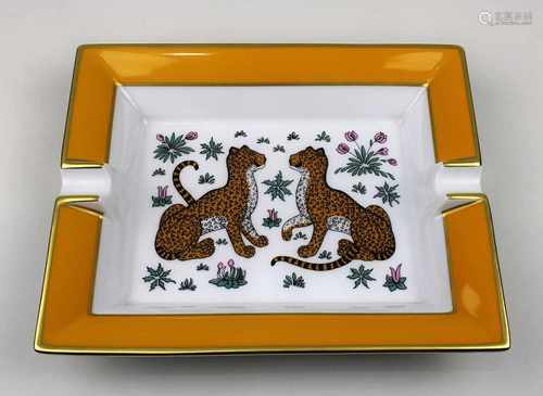 Hermès Aschenbecher mit Leopardenmotiv, Frankreich 2. H. 20. Jh., Porzellan weißer Scherben,