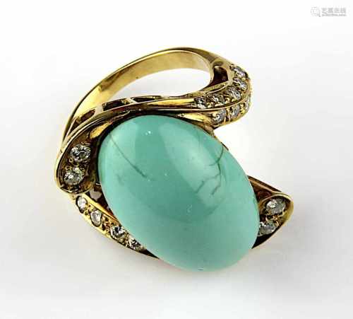 Gelbgoldring mit Türkis und Brillanten, deutsch um 1950, handgearbeitet aus 750er Gelbgold