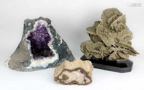 Drei Mineralien: Eine Sandrose montiert auf einem achteckigen Kunstharzsockel, auf Sockel bezeichnet