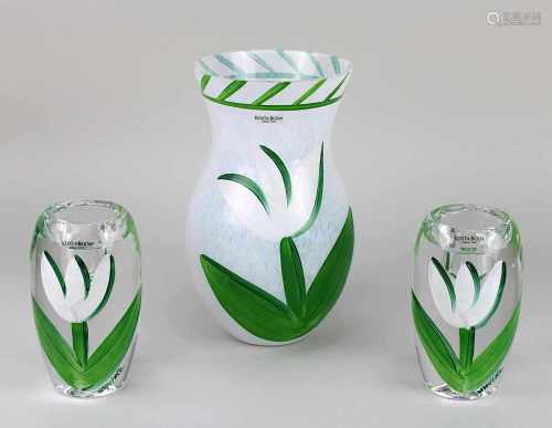 Kosta Boda Vase und 2 Teelichthalter, Vase aus Klarglas mit weißen Pulvereinschmelzungen im