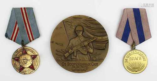 Drei Medaillen Sowjetunion 2.H.20.Jh.: Kriegsende 1945, mit Band; 50 Jahre Armee, mit Sowjetstern,