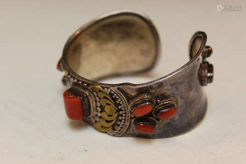 Silver bracelet with coral inlaid.