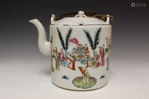 Chinese famille rose porcelain teapot, 19th Century.