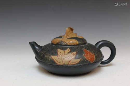 Chinese Yixing teapot, mark on the bottom.