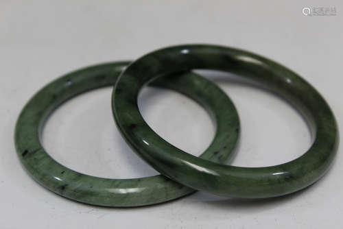 Pair of Chinese spinach jade bangles.