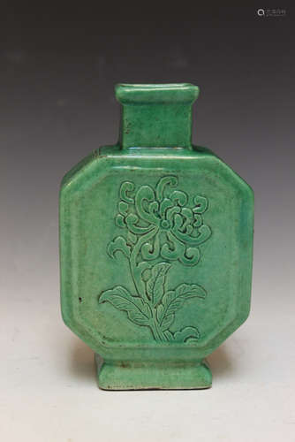 Chines green glazed porcelain vase, Qianlong mark and