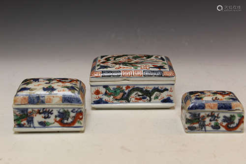 Set of three Chinese famille verte porcelain boxes,