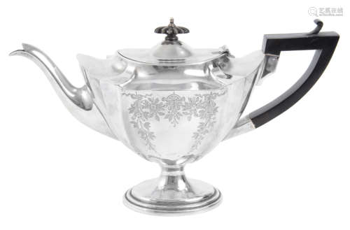 An Edwardian silver teapot