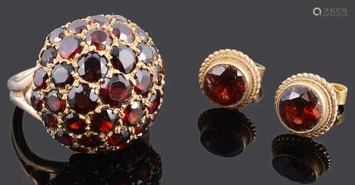 A 9ct gold mounted garnet bombe style ring