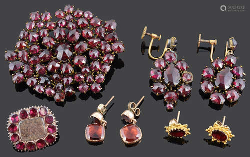 A small Georgian flat cut garnet memorial brooch