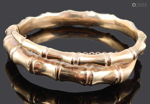 A 9ct gold hinged coiled bamboo effect bangle