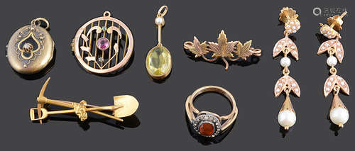 A 15ct gold nugget prospectors brooch and a small collection of other jewellery