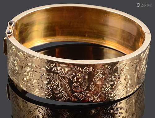 A wide Continental gold hinged bangle