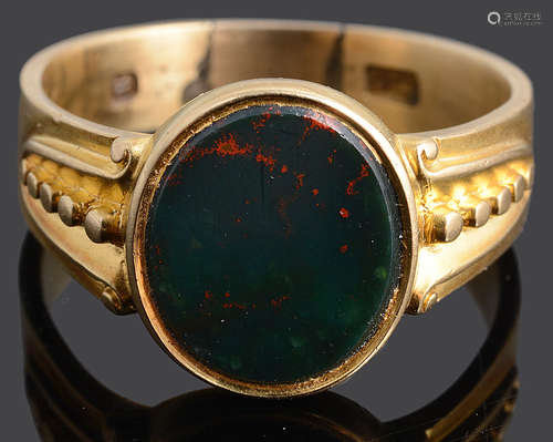 A Gentleman's 9ct gold bloodstone ring