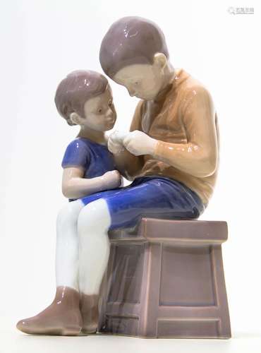 Porcelain statuette, Copenaghen B and G., 20th century. Two young boys. H cm 22