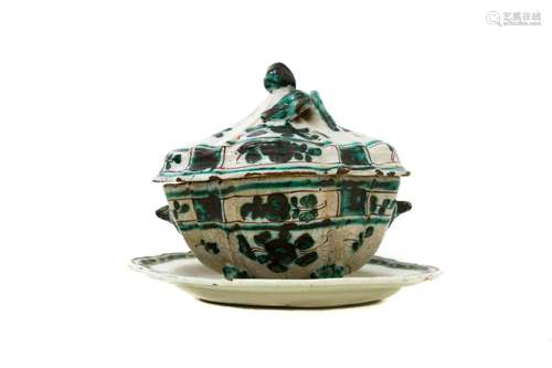 Polychroma majolica soup tureen, Cerreto, XVIII Century, lid with fruit and floreal decoration. H cm