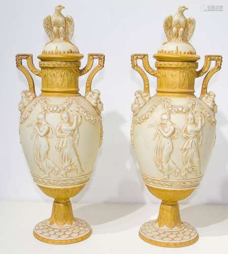 Pair of white and golden ceramic, with lid. 20th century. H cm 41